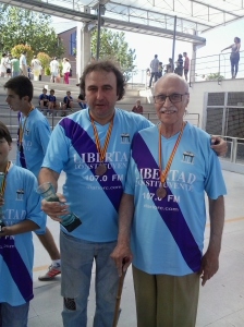 El presidente de honor, Don Antonio García Trevijano, y el presidente del club y entrenador del equipo, don José Jorge Fernández Mateos, ofreciendo a la afición las copas de campeón de copa y 3ª clasificado en liga.